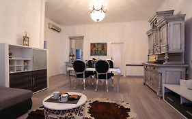 Apartment Papalic Palace